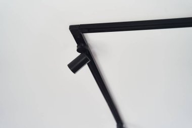 Modern LED siyah spot ışıkları iç kısımda. Ofis odasındaki beton tavana asılmış lambalar.