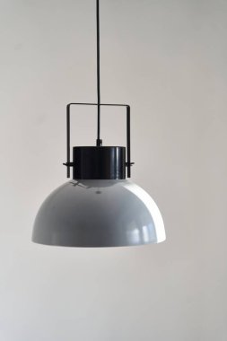 Modern gri tavan arası avizesi. Şık konutların iç dekorasyonu. Çatı katı tarzı parlak lamba. Modern tarz ev tasarımı.