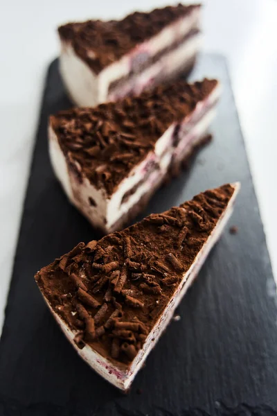 Una Fetta Torta Cioccolato Vassoio Nero Foto Alta Qualità — Foto Stock