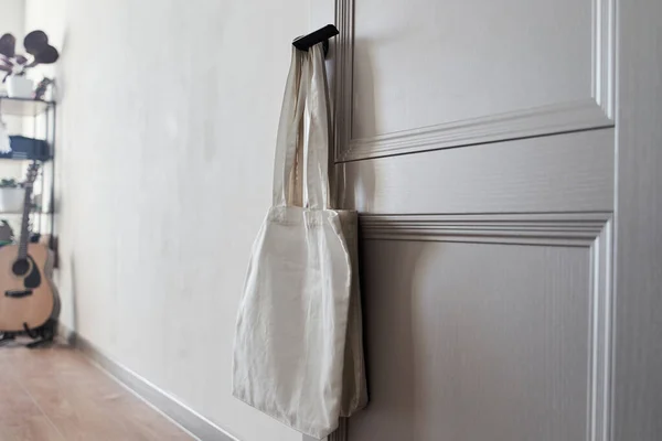 White eco friendly bag hanging on the door handle. Canvas tote bag — Stock Photo, Image