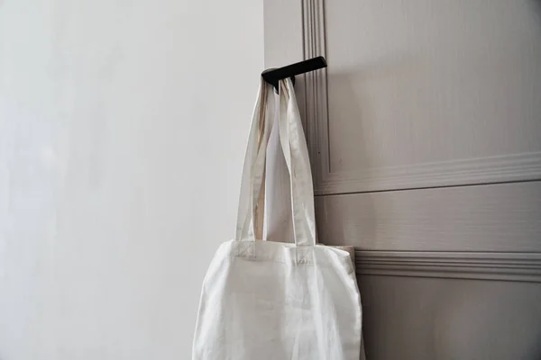 White eco friendly bag hanging on the door handle. Canvas tote bag — Stock Photo, Image