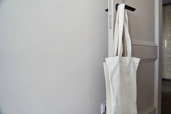 White eco friendly bag hanging on the door handle. Canvas tote bag — Stock Photo, Image