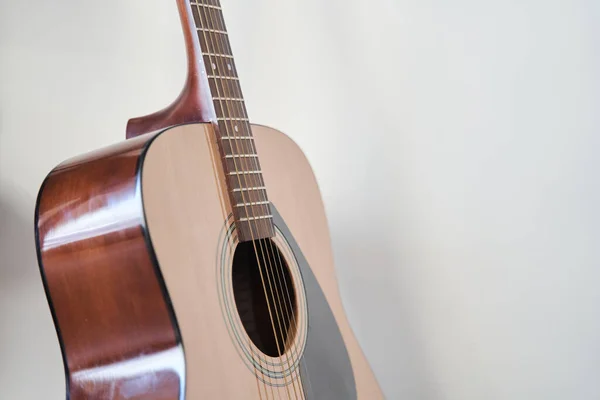 Klankbord van een akoestische gitaar close-up op een witte achtergrond — Stockfoto