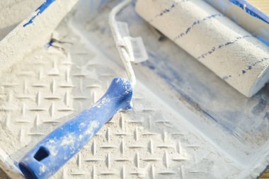 Konteynırda beyaz boya içinde paten. Yüksek kalite fotoğraf