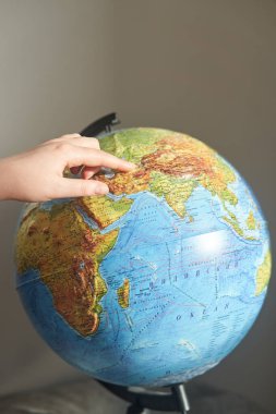 Genç bir kadın, dünyadaki tüm ülkeleri işaret ediyor. Yüksek kalite fotoğraf