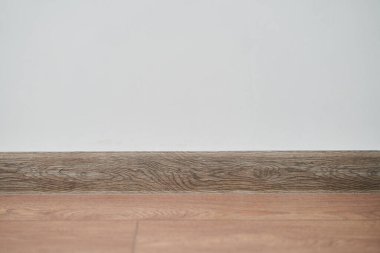 Beyaz duvarlı ve etekli zemin. Yüksek kalite fotoğraf