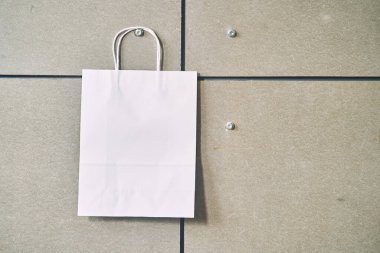 Beyaz arka planda tek kullanımlık beyaz kağıt çanta. Yüksek kalite fotoğraf