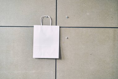 Beyaz arka planda tek kullanımlık beyaz kağıt çanta. Yüksek kalite fotoğraf