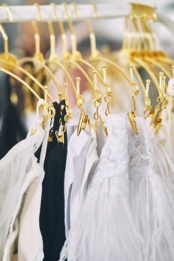 Mağazadaki kıyafetlerde çok renkli iç çamaşırı var. Yüksek kalite fotoğraf