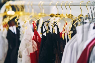 Mağazadaki kıyafetlerde çok renkli iç çamaşırı var. Yüksek kalite fotoğraf