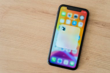 Kaliningrad, Rusya - 9 Mart 2021: Kulüp binası uygulama simgesi. Akıllı telefondan kulüp uygulaması görünümü, Sosyal Uygulamanın arkasına saklanan 2021 tartışması