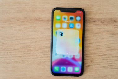 Kaliningrad, Rusya - 9 Mart 2021: Kulüp binası uygulama simgesi. Akıllı telefondan kulüp uygulaması görünümü, Sosyal Uygulamanın arkasına saklanan 2021 tartışması