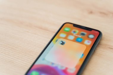 Kaliningrad, Rusya - 9 Mart 2021: Kulüp binası uygulama simgesi. Akıllı telefondan kulüp uygulaması görünümü, Sosyal Uygulamanın arkasına saklanan 2021 tartışması