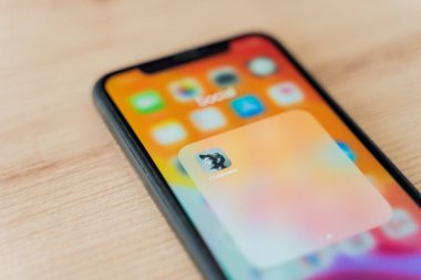 Kaliningrad, Rusya - 9 Mart 2021: Kulüp binası uygulama simgesi. Akıllı telefondan kulüp uygulaması görünümü, Sosyal Uygulamanın arkasına saklanan 2021 tartışması