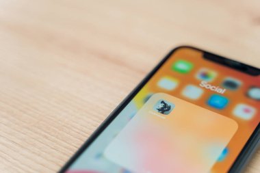 Kaliningrad, Rusya - 9 Mart 2021: Kulüp binası uygulama simgesi. Akıllı telefondan kulüp uygulaması görünümü, Sosyal Uygulamanın arkasına saklanan 2021 tartışması