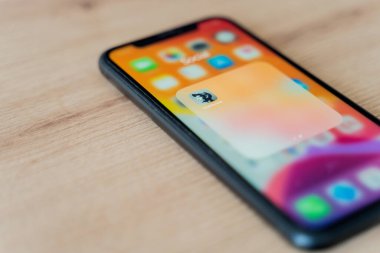 Kaliningrad, Rusya - 9 Mart 2021: Kulüp binası uygulama simgesi. Akıllı telefondan kulüp uygulaması görünümü, Sosyal Uygulamanın arkasına saklanan 2021 tartışması