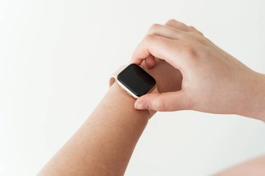 Kaliningrad, Rusya - 9 Mart 2021: genç bir kadına akıllı saat. Apple Watch SE serisinin yakın plan görüntüleri. 