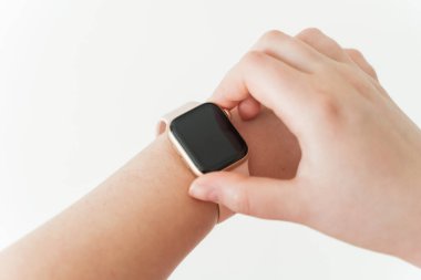 Kaliningrad, Rusya - 9 Mart 2021: genç bir kadına akıllı saat. Apple Watch SE serisinin yakın plan görüntüleri. 
