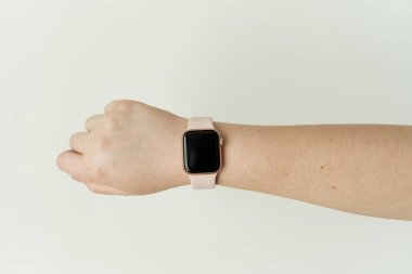 Kaliningrad, Rusya - 9 Mart 2021: genç bir kadına akıllı saat. Apple Watch SE serisinin yakın plan görüntüleri. 