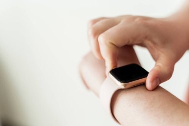 Kaliningrad, Rusya - 9 Mart 2021: genç bir kadına akıllı saat. Apple Watch SE serisinin yakın plan görüntüleri. 