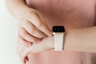 Kaliningrad, Rusya - 9 Mart 2021: genç bir kadına akıllı saat. Apple Watch SE serisinin yakın plan görüntüleri. 