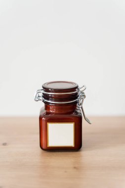 Beyaz arka planda cam kavanozdaki kokulu mum. Cam kavanoz ve aromatik mum. Yüksek kalite fotoğraf