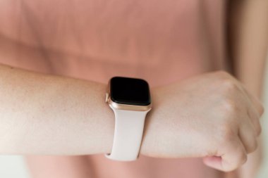 Kaliningrad, Rusya - 9 Mart 2021: genç bir kadına akıllı saat. Apple Watch SE serisinin yakın plan görüntüleri. 