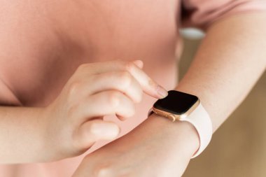 Kaliningrad, Rusya - 9 Mart 2021: genç bir kadına akıllı saat. Apple Watch SE serisinin yakın plan görüntüleri. 