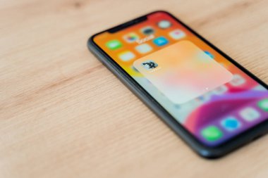 Kaliningrad, Rusya - 9 Mart 2021: Kulüp binası uygulama simgesi akıllı telefon ekranı. Akıllı telefondan kulüp evi başvuru görüntüsü, 2021 'de Sosyal Uygulamanın arkasına saklanan tartışma. Yüksek kalite fotoğraf