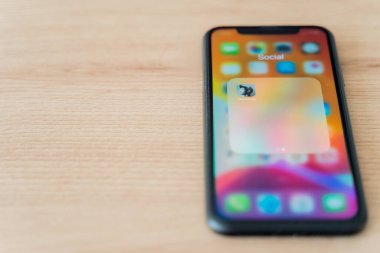 Kaliningrad, Rusya - 9 Mart 2021: Kulüp binası uygulama simgesi akıllı telefon ekranı. Akıllı telefondan kulüp evi başvuru görüntüsü, 2021 'de Sosyal Uygulamanın arkasına saklanan tartışma. Yüksek kalite fotoğraf