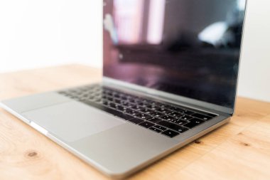 Ahşap bir masada modern bir laptop. Bilgisayar klavyesi yakın plan. Yüksek kalite fotoğraf