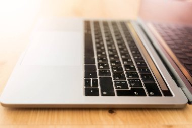 Ahşap bir masada modern bir laptop. Bilgisayar klavyesi yakın plan. Yüksek kalite fotoğraf