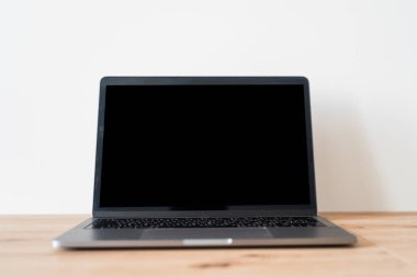 Kaliningrad, Rusya - 09 Mart 2021: Ahşap bir masada modern laptop. Bilgisayar klavyesi yakın plan. Yüksek kalite fotoğraf
