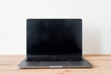 Kaliningrad, Rusya - 09 Mart 2021: Ahşap bir masada modern laptop. Bilgisayar klavyesi yakın plan. Yüksek kalite fotoğraf