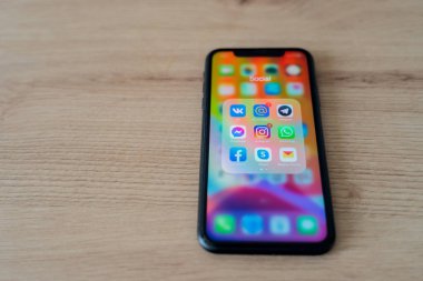 Kaliningrad, Rusya - 09 Mart 2021: Cep telefonu ekranında çeşitli sosyal ağ uygulamalarının simgeleri. Uygulamalar Facebook, Instagram, WhatsApp, Telegram bir akıllı telefona yüklendi.