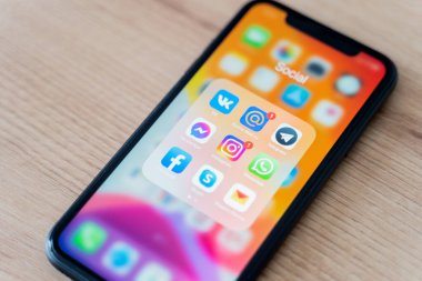 Kaliningrad, Rusya - 09 Mart 2021: Cep telefonu ekranında çeşitli sosyal ağ uygulamalarının simgeleri. Uygulamalar Facebook, Instagram, WhatsApp, Telegram bir akıllı telefona yüklendi.
