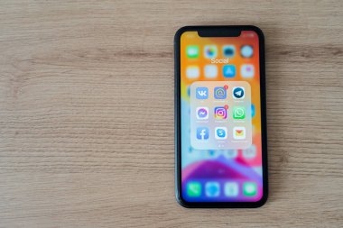 Kaliningrad, Rusya - 09 Mart 2021: Cep telefonu ekranında çeşitli sosyal ağ uygulamalarının simgeleri. Uygulamalar Facebook, Instagram, WhatsApp, Telegram bir akıllı telefona yüklendi.