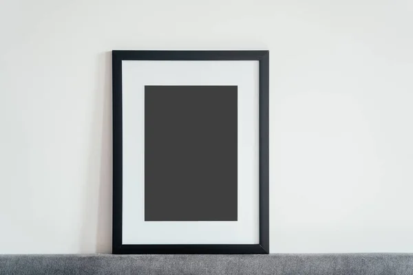 Cadre photo en bois blanc se tient à l'intérieur sur un fond blanc. Cadre affiche Mockup. — Photo