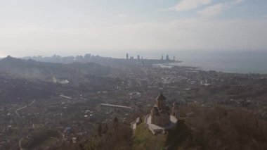 Batumi 'deki Kutsal Üçleme Kilisesi' nin havadan görünüşü