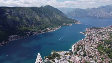 Kotor ve Kotor Körfezi 'nin havadan görünüşü. Karadağ