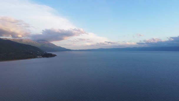 Letecký pohled na jezero Ohrid. Severní Makedonie — Stock video