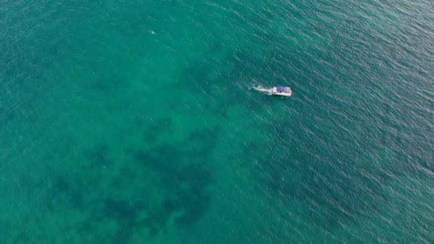 Luchtfoto van een boot die op het Ohrid-meer vaart. Noord-Macedonië — Stockvideo
