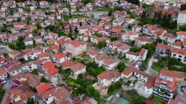 Ohri şehrinin hava manzarası. Ohri Gölü. Kuzey Makedonya