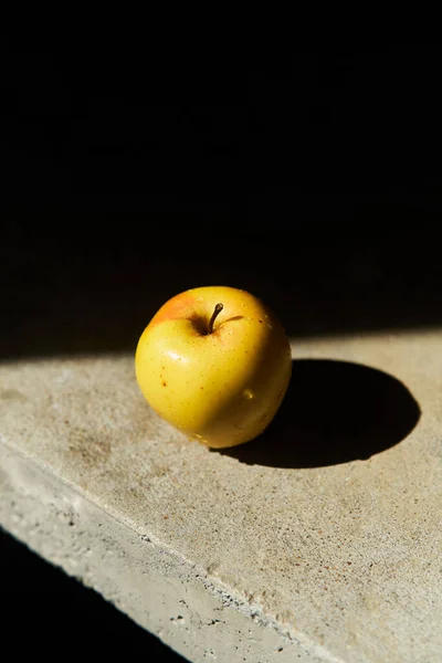 Manzana amarilla fresca sobre un fondo gris — Foto de Stock