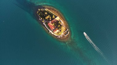 Karadağ 'daki St. George Kilisesi' nin havadan görünüşü. Yüksek kalite 4k görüntü