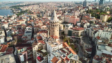 İstanbul 'daki Galata Kulesi' nin havadan görüntüsü. Hindi işaretleri. Beyoğlu Bölgesi.