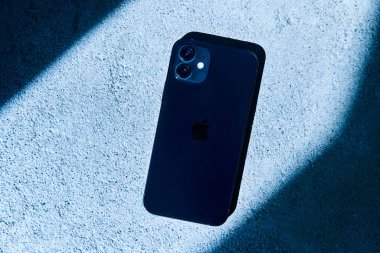Kaliningrad, Rusya - 15 Nisan 2021: Gri arkaplanda Black Apple iPhone 12. Son model telefon. Model.