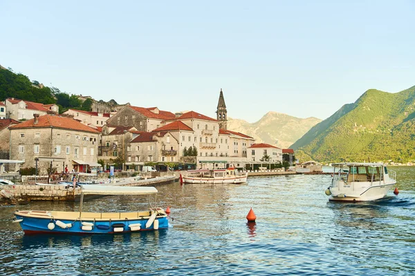 Ciudad histórica de Perast en la bahía de Kotor en verano al atardecer —  Fotos de Stock