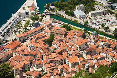 Kotor ve Kotor Körfezi 'nin havadan görünüşü. Karadağ. Yüksek kalite fotoğraf