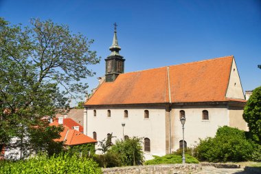 Petrovaradin 'deki Aziz George Manastırı manzarası. Sırbistan 'ın eski Petrovaradin kenti.